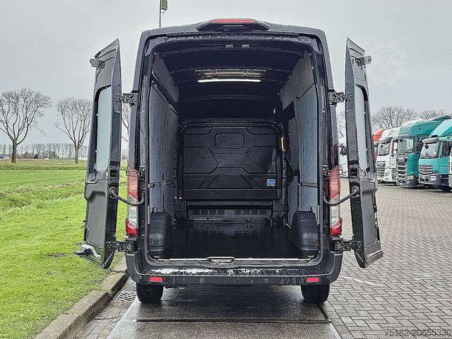 High-roof van FORD TRANSIT 2.0 L3H3 RWD Navi!