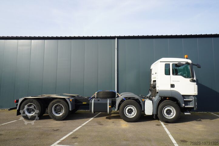 ड्राइवर की टैक्सी के साथ चेसिस MAN TGS41.400 8X4 BB-WW NEW UNUSED CHASSIS EURO3