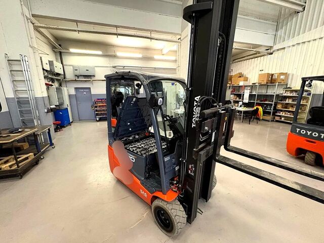 Elektrisk trehjuls gaffeltruck Toyota 8FBE20T