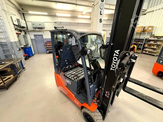 Elektrisk trehjuls gaffeltruck Toyota 8FBE20T