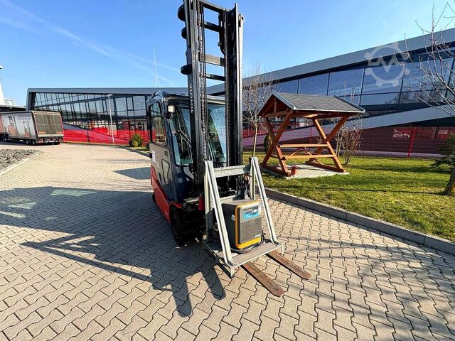 Elektro četvorotočkaš viljuškar Toyota 8FBMT25