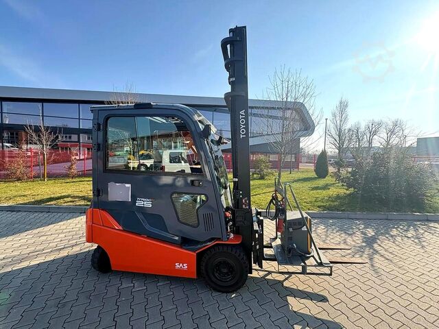 Elektro četvorotočkaš viljuškar Toyota 8FBMT25