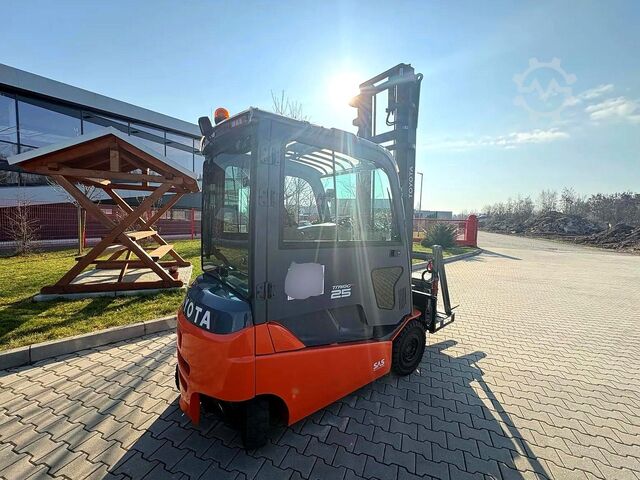 Elektro četvorotočkaš viljuškar Toyota 8FBMT25