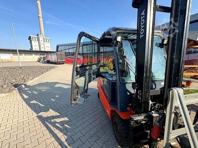 Elektro četvorotočkaš viljuškar Toyota 8FBMT25
