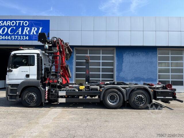 āķa manipulatora kravas automobilis ar celtni MAN TGS 26.470