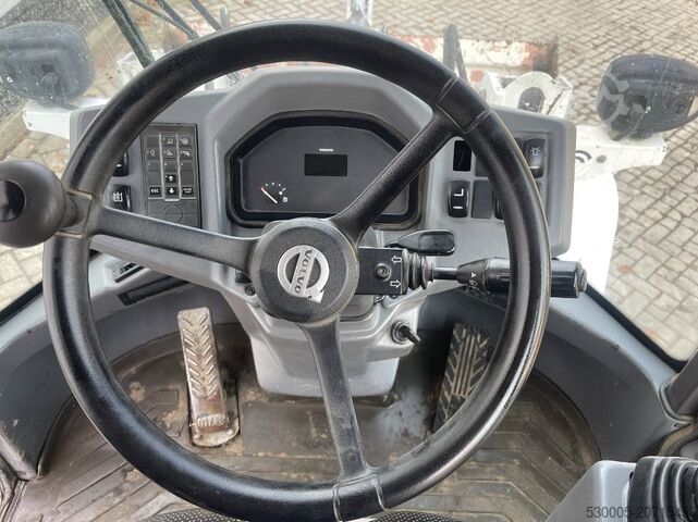 Ekskavatör Volvo L 30 G 2020 CE