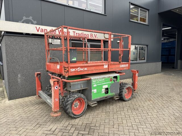 SKYJACK SJ 6826RT Scissor Lift SCISSOR 2014 4x4 Kubota 10m Working Height SKYJACK SJ6826RT Schaarhoogwerker SCISSOR 2014 4X4 Kubota 10mtr Werkhoogte
