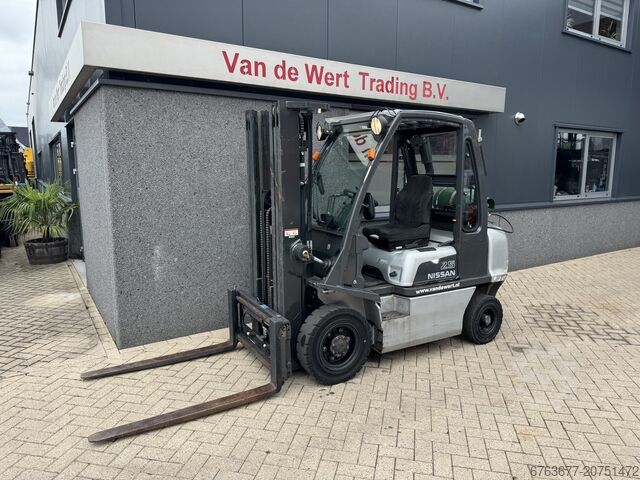 Nissan UD02A25PQ Triplo 475 Frilyft/Sidoförskjutning LPG 2005 NISSAN UD02A25PQ Triplo 475 Freelift/Sideshift LPG 2005