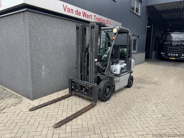 Nissan UD02A25PQ Triplo 475 Frilyft/Sidoförskjutning LPG 2005 NISSAN UD02A25PQ Triplo 475 Freelift/Sideshift LPG 2005