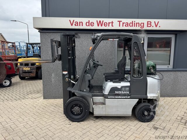 Nissan UD02A25PQ Triplo 475 Frilyft/Sidoförskjutning LPG 2005 NISSAN UD02A25PQ Triplo 475 Freelift/Sideshift LPG 2005