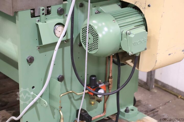 Гильотинные ножницы 4 x 1100 мм DMF 4G110