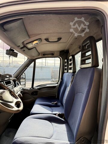 Kamion sa ravnom platformom Iveco Daily 65C17