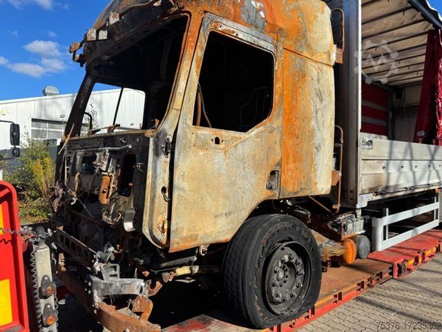 Autocarro con pianale e telone RENAULT D WIDE 280 E6 Brandschaden