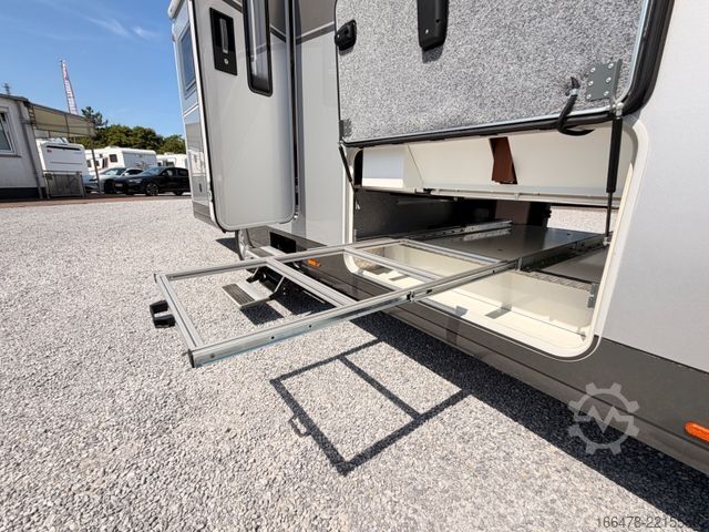 Integroitu matkailuauto CARTHAGO Liner For Two 53 Iveco *Rundsitzgruppe-Hubbett*