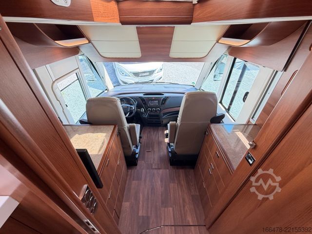 Integroitu matkailuauto CARTHAGO Liner For Two 53 Iveco *Rundsitzgruppe-Hubbett*
