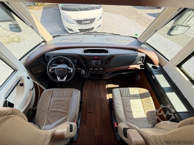 Integroitu matkailuauto CARTHAGO Liner For Two 53 Iveco *Rundsitzgruppe-Hubbett*