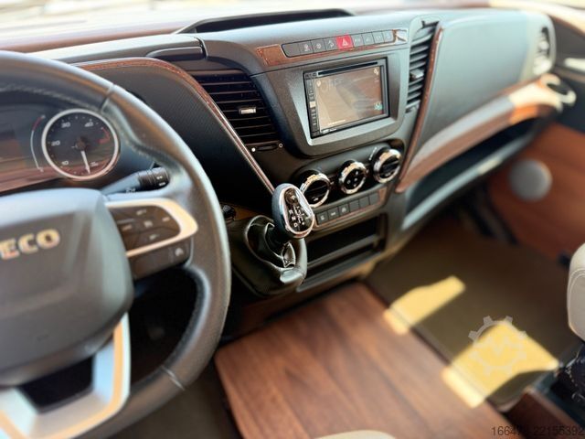 Integroitu matkailuauto CARTHAGO Liner For Two 53 Iveco *Rundsitzgruppe-Hubbett*