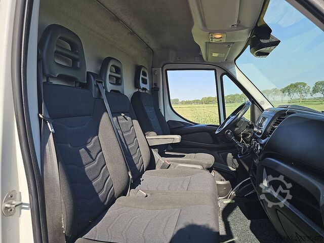 Mobil station wagon beratap tinggi IVECO DAILY 35S14       L2H2 Airco Euro6!