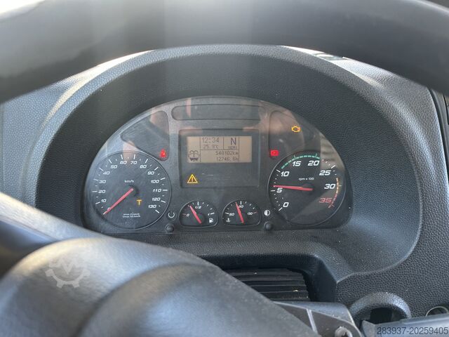平床と防水シートを備えたトラック Iveco ML 140 E 28 P