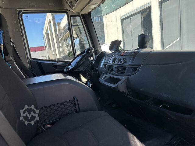 平床と防水シートを備えたトラック Iveco ML 140 E 28 P