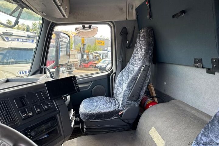 Krautuvas sumontuotas ant sunkvežimio VOLVO FH-460 6x2 HMF2420-7