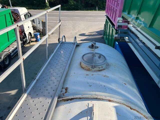 Autocamion cu destinație specială  CISTERNA SCARRABILE USATA IN FERRO
