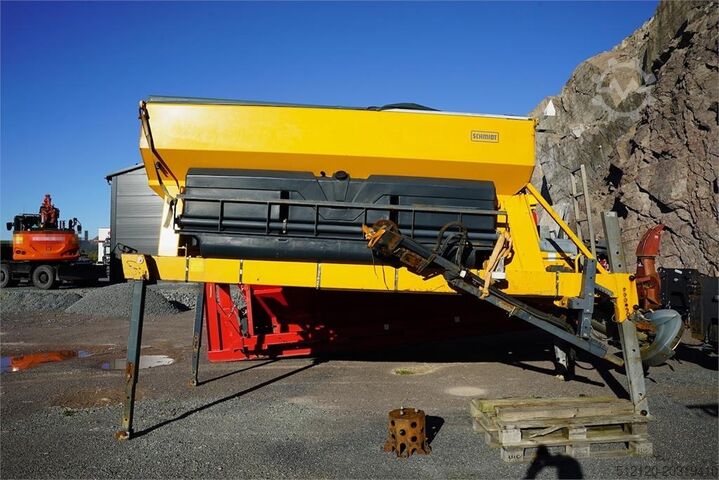 מפזר חול Schmidt Stratos B70-36 עם לוח בקרה Schmidt Stratos B70-36 sand spreader with control panel