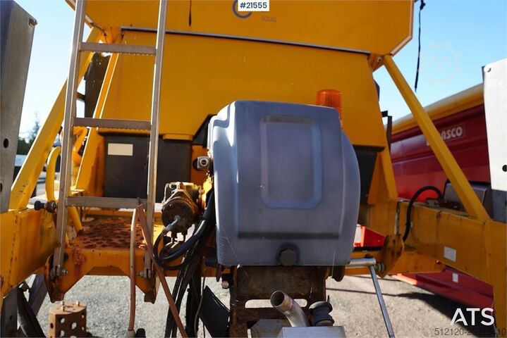 מפזר חול Schmidt Stratos B70-36 עם לוח בקרה Schmidt Stratos B70-36 sand spreader with control panel