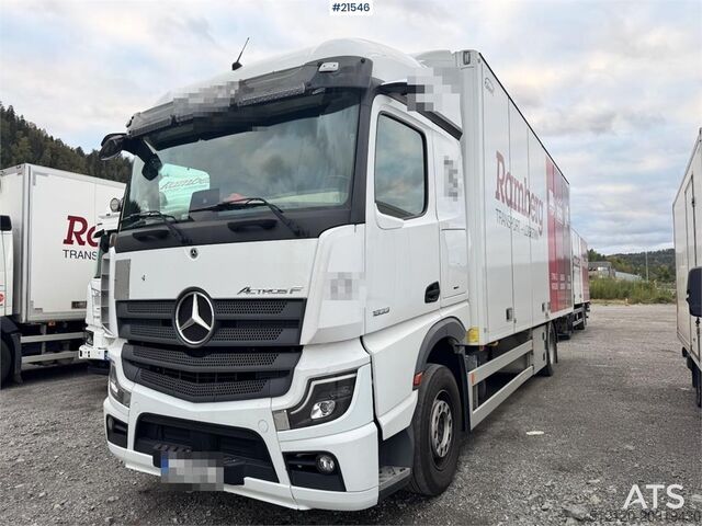 Mercedes-Benz Actros 1833 4x2 camión carrozado con apertura lateral total. Mercedes-Benz Actros 1833 4x2 Box truck w/ Full side opening.