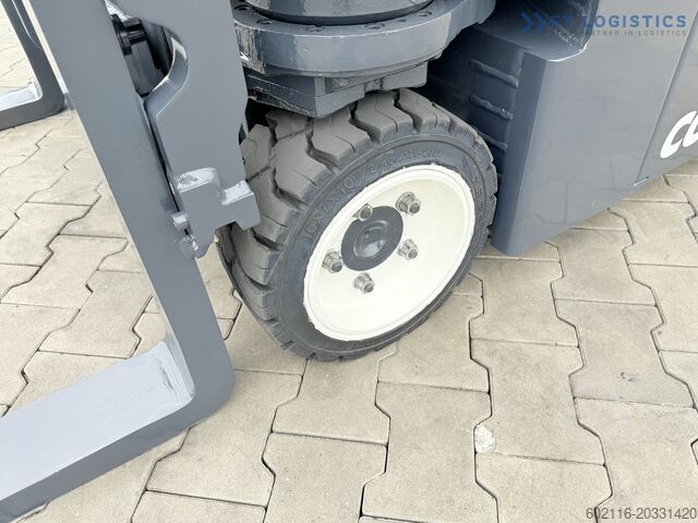 Fjögurra átta lyftari COMBILIFT CBE2500 TRIPLEX 5500 FORK POSITIONER
