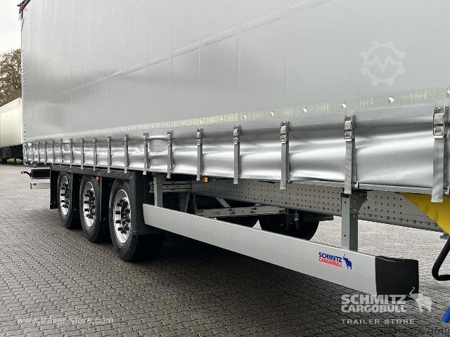 Semiremorcă deschisă cu prelată Schmitz Cargobull Curtainsider Mega Getränke