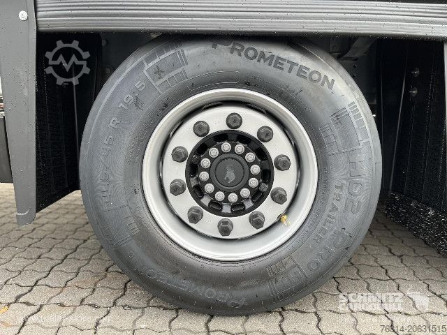 Semiremorcă deschisă cu prelată Schmitz Cargobull Curtainsider Mega Getränke