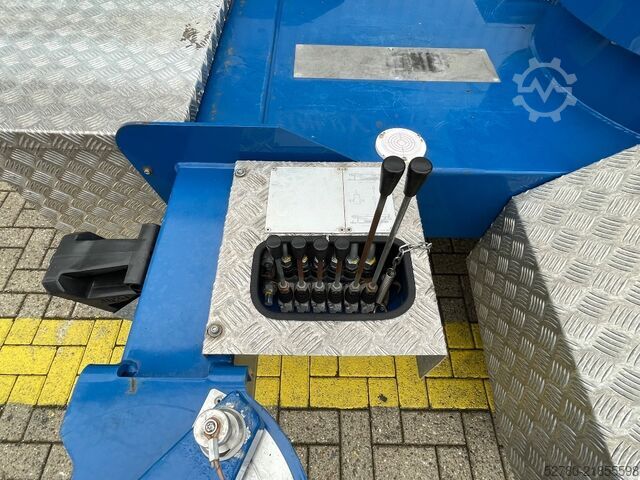 All terrain crane Amak 25