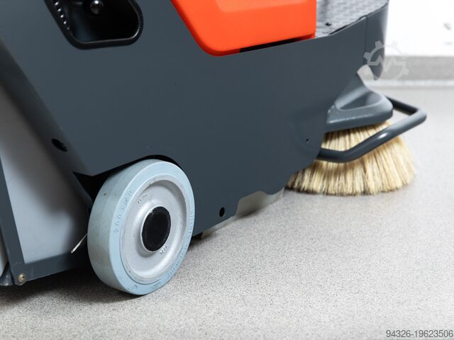 Čistilni stroj Hako B800 R NOVE BATERIJE Hako Sweepmaster B800 R - 2019y - 454h
