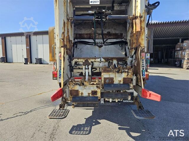 Sorphirðubíll Volvo FM370 6x2 1-chamber compactor truck with Zoeller b