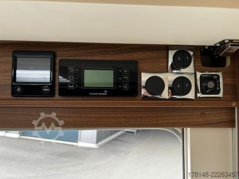 Xe cắm trại tích hợp Eura Mobil Integra 890 EB