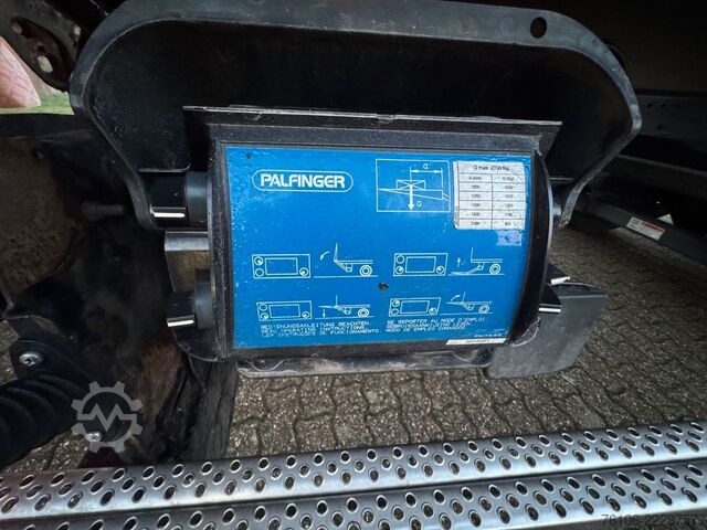 冷蔵トラック DAF LF 16.260 Tiefkühlkoffer mit Ladebordwand