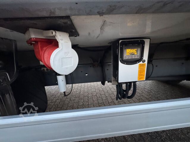 冷蔵トラック DAF LF 16.260 Tiefkühlkoffer mit Ladebordwand