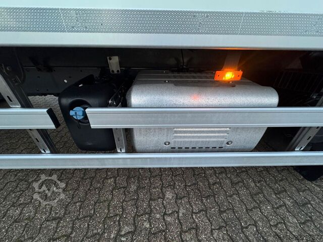 冷蔵トラック DAF LF 16.260 Tiefkühlkoffer mit Ladebordwand
