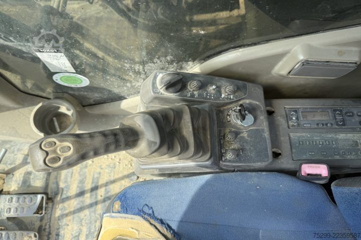 غلتک جاده Hitachi ZX250LCN-3 / Swiss-Vehicle