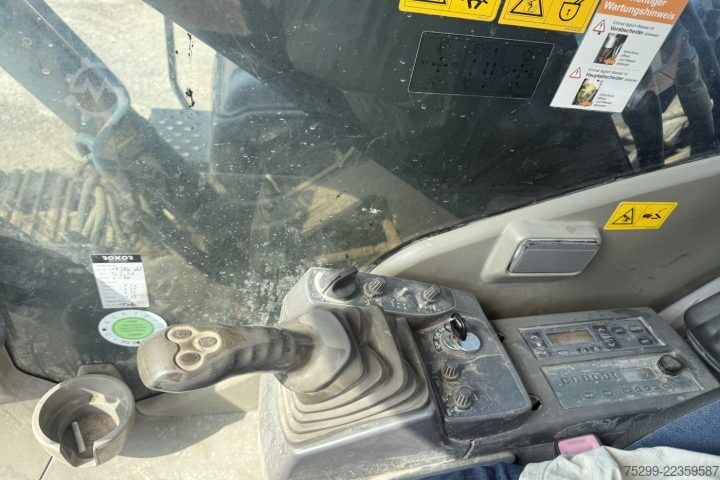 غلتک جاده Hitachi ZX250LCN-3 / Swiss-Vehicle