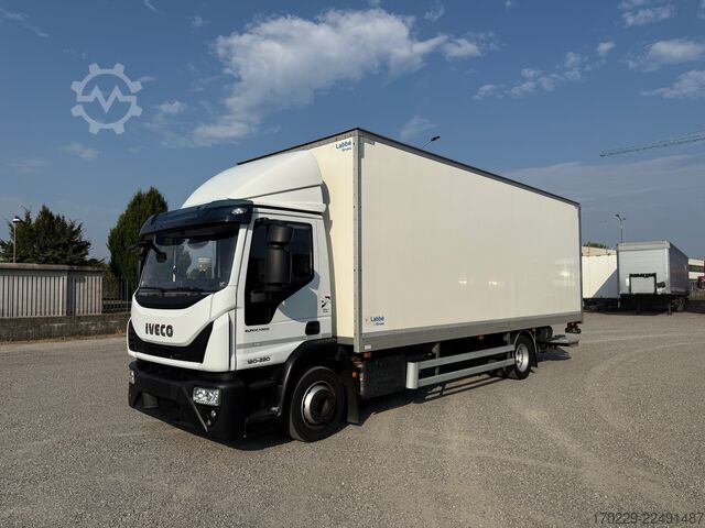 적재함과 접이식 테일리프트가 장착된 트럭 iveco eurocargo