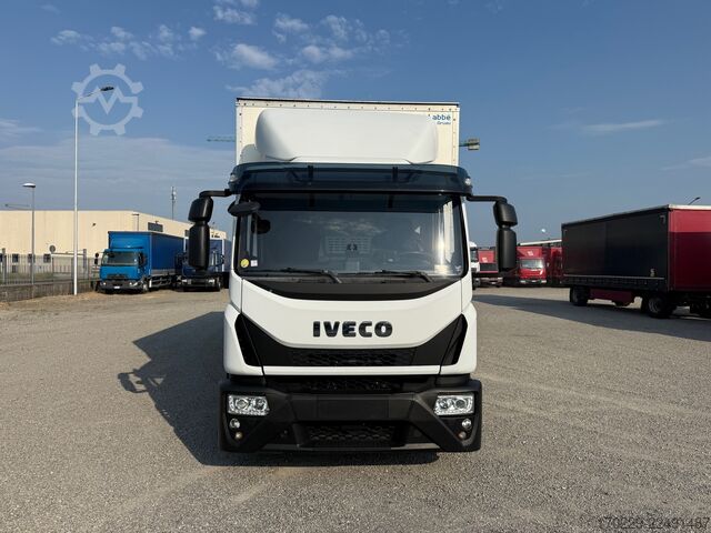 적재함과 접이식 테일리프트가 장착된 트럭 iveco eurocargo