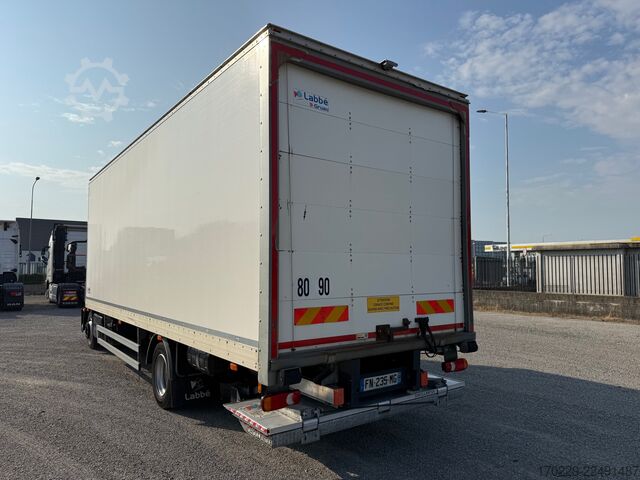 적재함과 접이식 테일리프트가 장착된 트럭 iveco eurocargo