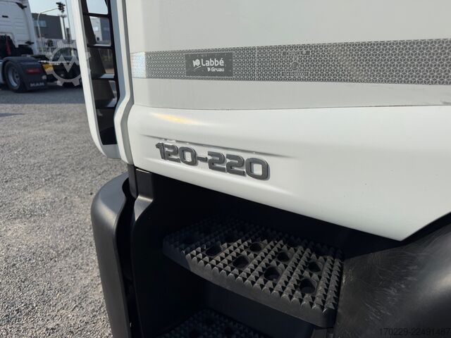 적재함과 접이식 테일리프트가 장착된 트럭 iveco eurocargo