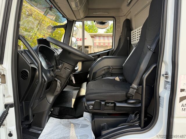 적재함과 접이식 테일리프트가 장착된 트럭 iveco eurocargo