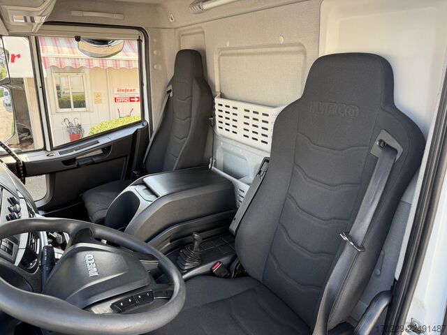 적재함과 접이식 테일리프트가 장착된 트럭 iveco eurocargo