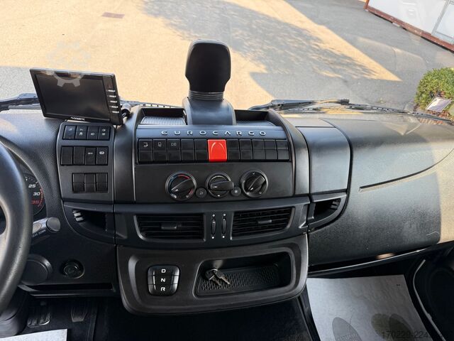 적재함과 접이식 테일리프트가 장착된 트럭 iveco eurocargo