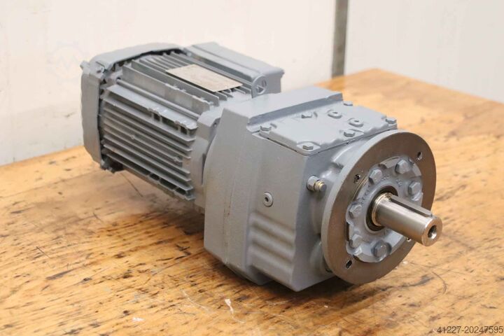 Girmotor 0,75 kW 30 o/min SEW-Eurodrive RF47 DRN80M4/DI/KD1/TF/E18Z