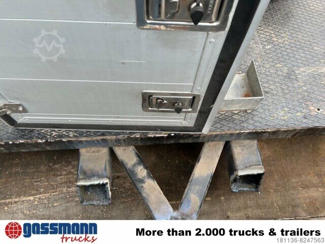 Kamion me platformë Pritschenaufbau mit Staukästen